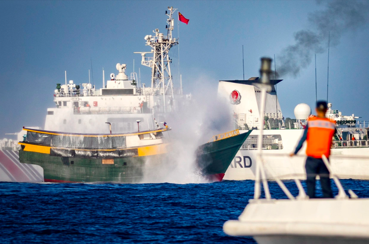 Tàu hải cảnh Trung Quốc phun vòi rồng vào tàu Philippines khi Manila làm nhiệm vụ tiếp tế cho quân nhân tại khu vực bãi Cỏ Mây ở Biển Đông vào ngày 5-3 năm nay - Ảnh: NBC NEWS/GETTY IMAGES