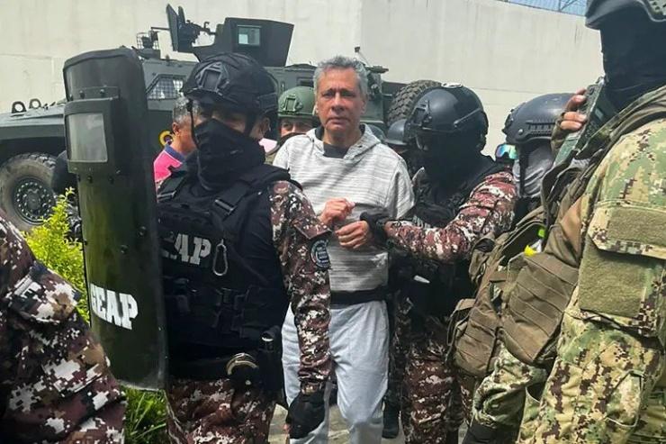 Cảnh sát Ecuador đưa cựu Phó Tổng thống Ecuador Jorge Glas đến nhà tù sau khi bắt ông này tại Đại sứ quán Mexico ở Ecuador hôm 5-4. Ảnh: AFP