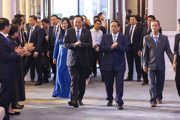 Thủ tướng Phạm Minh Chính cùng Chủ tịch ASEAN 2024, Thủ tướng Lào Sonexay Siphandone tiến vào hội trường.